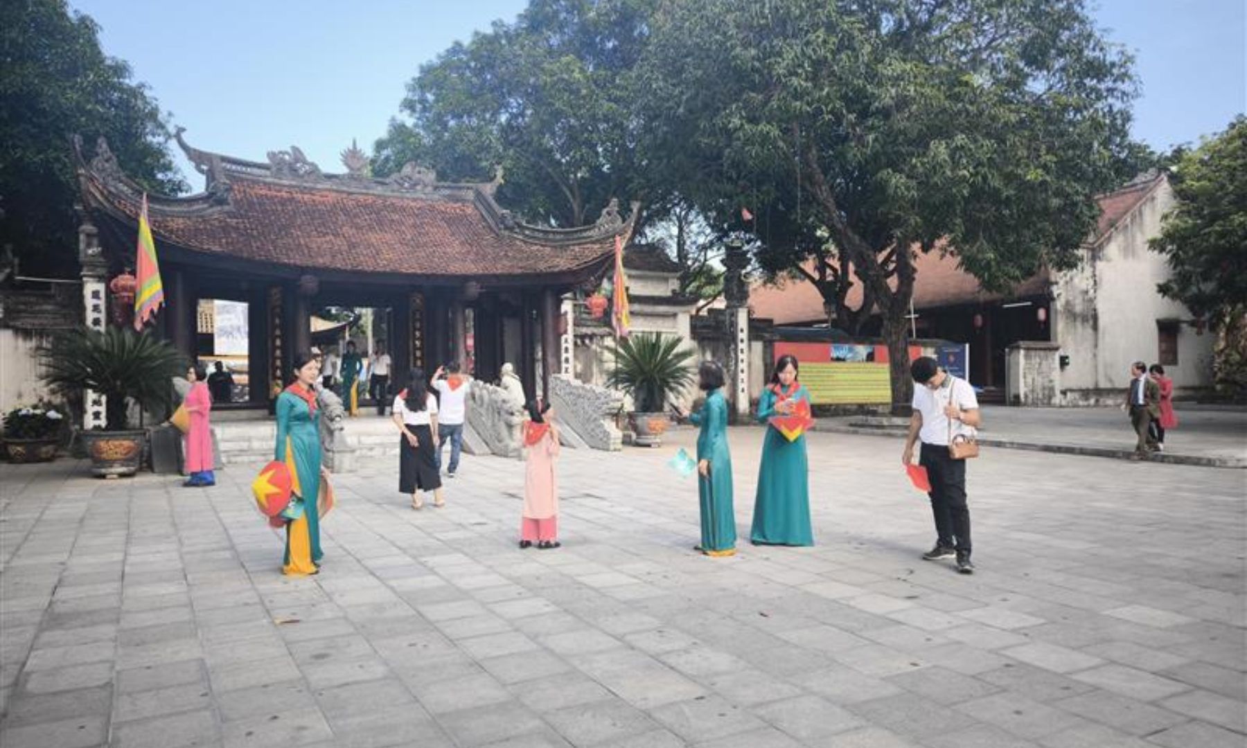 ベトナム最初の長期王朝・李朝の歴代皇帝を祀る寺院「ドー寺」へご案内